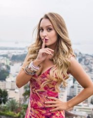 Карла Диас делится старым фото из «Клон»